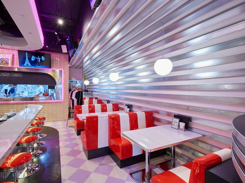 シャンパンで乾杯！華やかな料理を囲んでガールズトーク