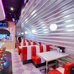 シャンパンで乾杯！華やかな料理を囲んでガールズトーク