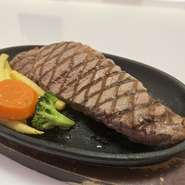 ジューシーで旨みたっぷり！
肉厚リブロース250g を豪快に焼き上げました。
肉の旨みを存分に味わえる、食べごたえ抜群の一皿！