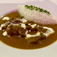 赤ワインやブイヨンが溶け込んだ濃厚で奥深いルー。
上品でまろやかな大人の味わい♪