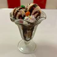 なめらかバニラアイスに、たっぷりのチョコソースが絡む！
ひんやり甘くて、幸せ広がる贅沢スイーツ！
食後のご褒美に、おやつタイムに、ぜひどうぞ♪