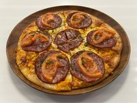 トマトとサラミのオーソドックスなピザ。自家 製トマトソースの旨みを堪能できる1枚。