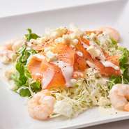 人気メニュー『海老とスモークサーモンのシーザーサラダ』