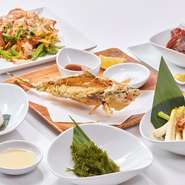 沖縄県産食材を使った沖縄料理も数多くラインナップされています。季節の鮮魚をはじめ、海ぶどう・ゴーヤ・島らっきょうなど、こだわり抜いた、厳選素材が使用されています。