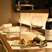 フランス産をはじめ、料理に深みを加える多彩なワインが集う