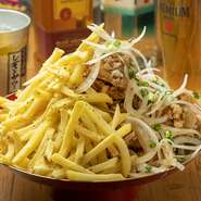 昔ながらの大衆酒場のような雰囲気のお店は、20代を中心とした若者でにぎわいます。テーブルは何卓でも連結でき、10名や20名での利用も可。シェアしやすいボリューミーな料理もリーズナブルにいただけるのが魅力。