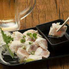 カクテルもおつまみも種類豊富。友達とシェアして楽しもう