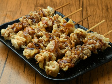 醤油ベースの特製だれを掛けた、パリッと食感の『天串』