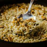 アサリ・にんにく・パセリという素材はスパニッシュのまま、殻付きアサリではなくむき身を使うなど深川めし風にアレンジ。アルデンテに炊いた米に、アサリと鯛だしの旨みが染み渡ります。