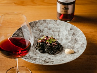 濃厚な旨みを堪能できる、自慢のパエリア。『蛍烏賊／イカスミ』