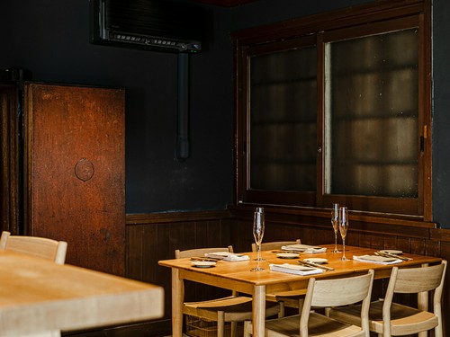 昔の金庫扉とテーブル席