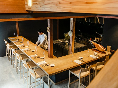 オープンキッチンのカウンターは8席