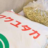 甘みとコクのある風味豊かな豆腐にするために、宮城産ミヤギシロメ、佐賀県産フクユタカの中でも品質の高いものを厳選。併設の豆腐工房で、毎朝職人が豆を蒸すところから豆腐や豆乳を手づくりしています。