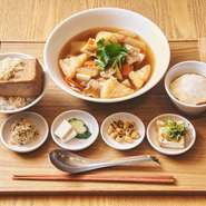 豆腐は、良質なタンパク質やビタミン、食物繊維などが豊富。しかもつくる過程で豆乳、湯葉、おからなどもできます。そんなヘルシーな豆腐の魅力を伝えるべく、和洋中のアイデアを駆使しておいしいメニューをご提供。