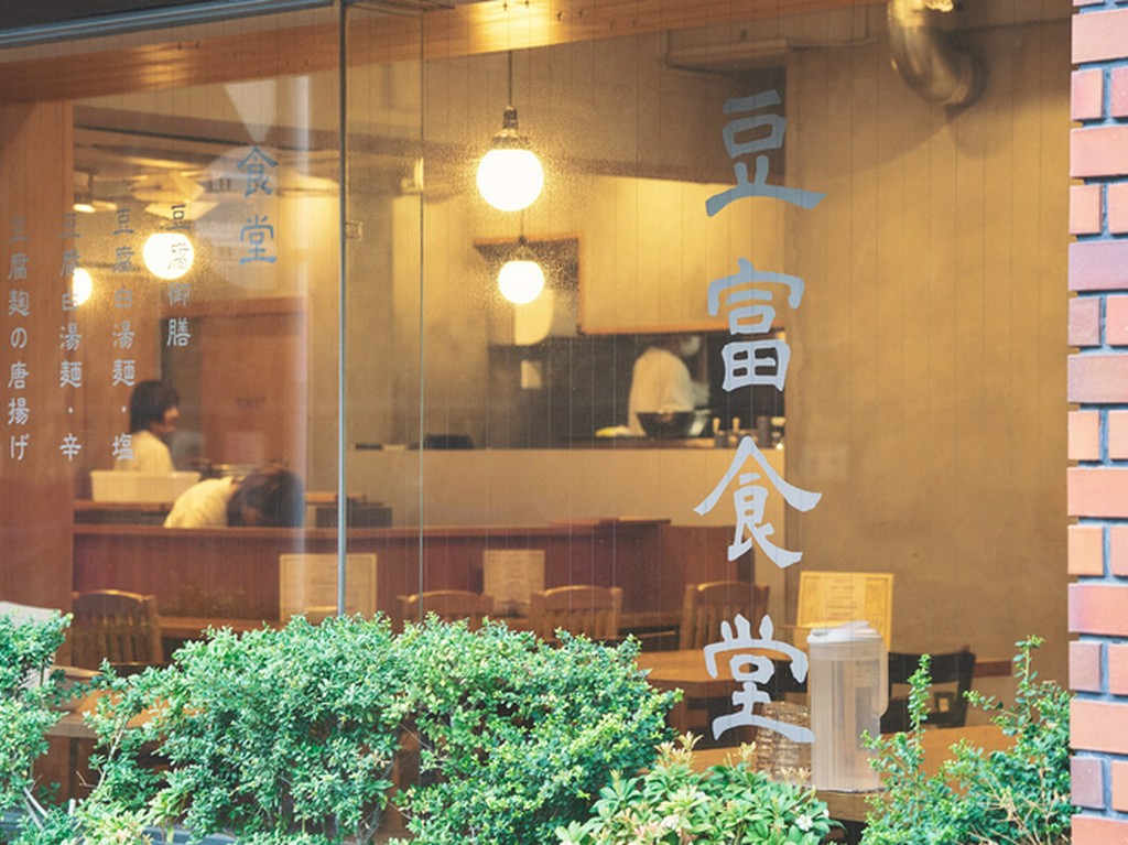 お一人様も使い勝手抜群。朝昼は定食屋、夜は単品充実の酒場に