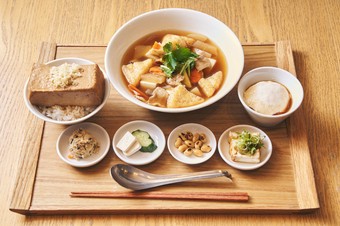 看板メニューの『豆腐めし』を筆頭に、豆腐尽くし。健康志向のお昼の定食『豆腐御膳』