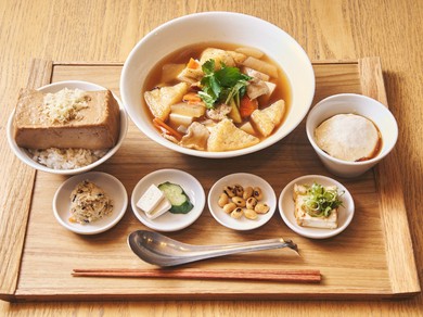 看板メニューの『豆腐めし』を筆頭に、豆腐尽くし。健康志向のお昼の定食『豆腐御膳』