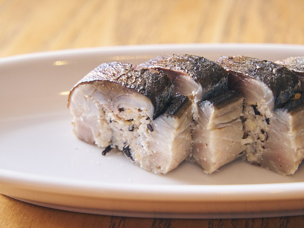 おからをしゃりに見立てたヘルシー寿司！　『炙り〆鯖のおから棒寿司』