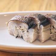 豆腐をつくるために大豆から豆乳を絞った後の残りであるおからは食物繊維が豊富。酢と海苔、そしてパサつかないよう少しだけ油を加えてしゃりに見立てたおからと皮目を炙った〆鯖で棒寿司に仕立てました。