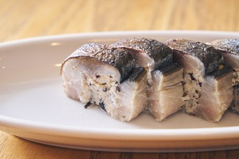 おからをしゃりに見立てたヘルシー寿司！　『炙り〆鯖のおから棒寿司』