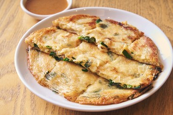 豆腐をペーストにして、韓国のチヂミ風に。カリカリ食感も楽しい『豆腐チヂミ』