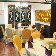 店内には5～20名で利用できる完全個室も完備。各種接待でも利用可能です。※個室はコース利用時以外（単品メニューでご利用の場合）お会計金額の20％の個室チャージ料が発生します。