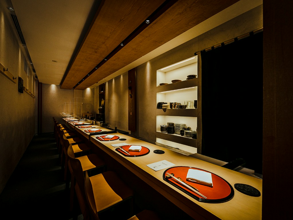 カウンター懐石店のような上質の設えのなか鳥づくしのコースを