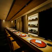 美しい檜のカウンター、座り心地の良い革の椅子、目の前には魯山人の器のディスプレーが掛かるなど高級感溢れる店内。強力な換気システムで焼き台からの煙も一切客席に流れることはありません。