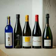 日本酒通として知られるEXILEの橘ケンチ氏と新政酒造のコラボ企画で生まれたオーク樽で熟成させた限定酒『亜麻猫』を筆頭に、スペシャルな日本酒や焼酎、ワインなどバラエティ豊かに取り揃えています。