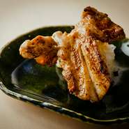 足を広げたカエルのような形に見えることから『とりかわず』と命名。薬研軟骨を横隔膜（ハラミ）と繋がったままにするという新しい捌き方で、コリッとした軟骨と、パリッと香ばしいハラミの食感を同時に楽しめます。