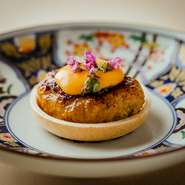 軟骨ほか様々な部位を叩いて作る【鳥しき】流のつくねを香ばしく炙った最中の皮に入れ、甘辛のタレを塗り『那須御用卵 極』で作った自家製マヨネーズを添えてコクと酸味をプラス。口内でのハーモニーを楽しむ一品。