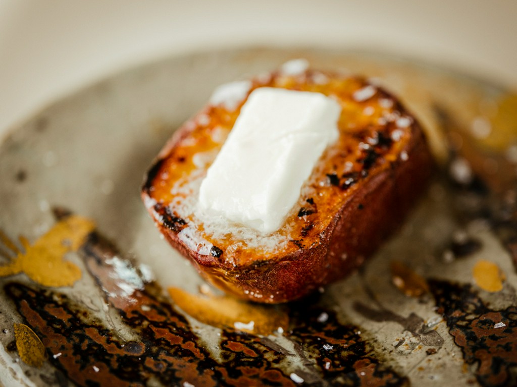 熟成サツマイモの焼芋を炭火で炙った熱々デザート、『焼芋バター』