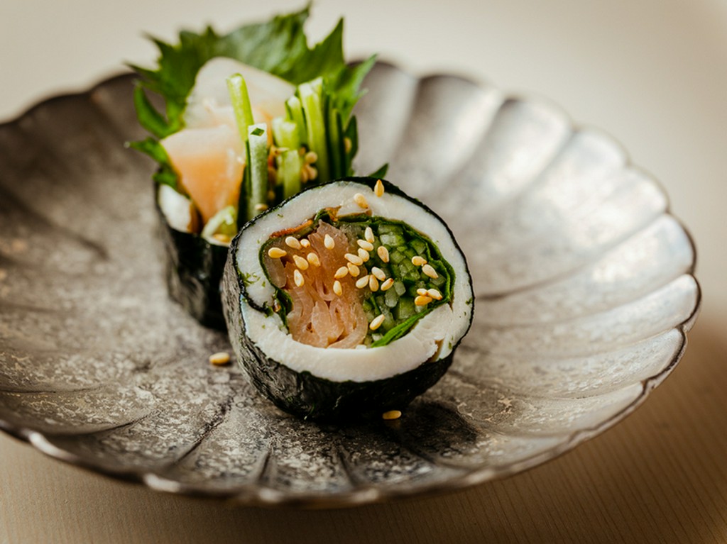 前菜としてコースの最初に出される『鳥胸肉のガリ紫蘇巻き』