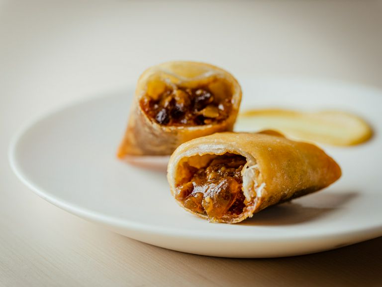揚げたて、熱々で供され皮がパリパリ 『鳥のモツの味噌煮込みを春巻』