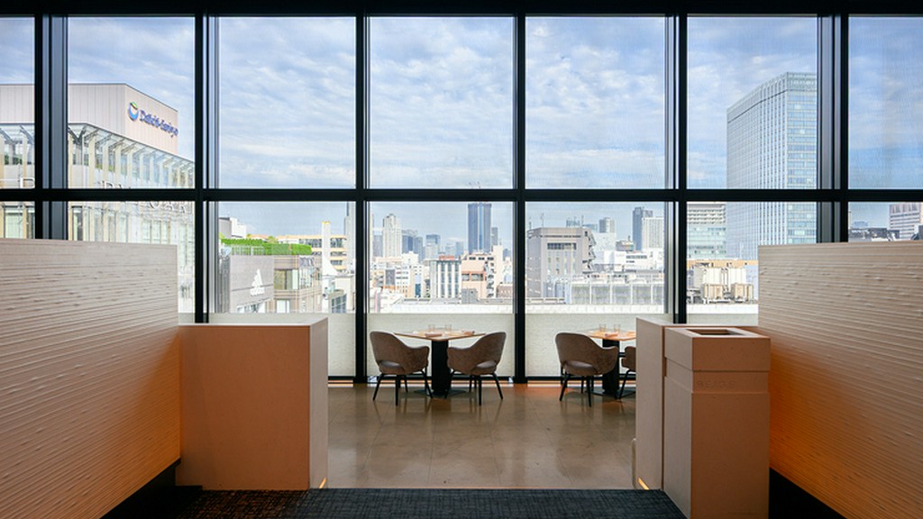 眼下に広がる都会のパノラマ。優雅な眺めとこだわりの料理