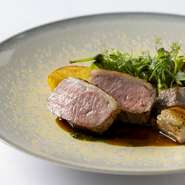 軽やかで繊細に仕立てたアミューズ、前菜2皿、魚料理、肉料理、デザートで構成されるシェフおすすめのコースです。日本とフランスの旬の食材本来の味わいを堪能できます。