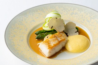 アミューズ・前菜・メイン2皿・デザート・食後のお飲み物の構成となります
