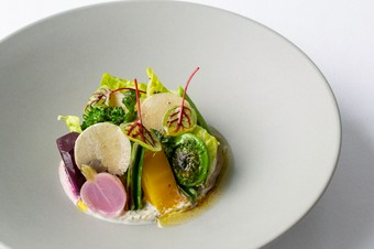 アミューズ・前菜・メイン・デザート・食後のお飲み物の構成となります