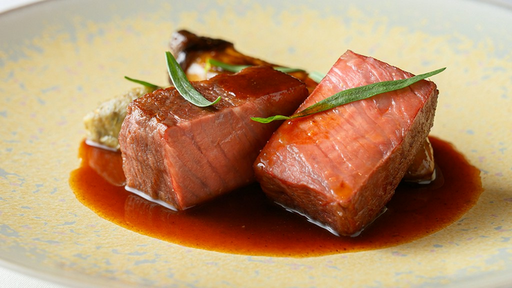 華やぎ溢れる街で、緻密に仕上げた料理と温かな接遇が心を満たす