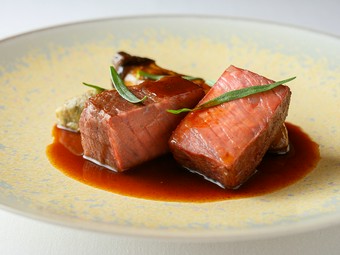 華やぎ溢れる街で、緻密に仕上げた料理と温かな接遇が心を満たす