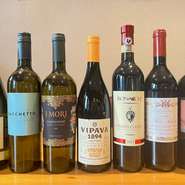 料理に合わせるお酒は、ワインがオススメ。イタリアやフランスのブルゴーニュ産の銘酒を中心に、秀逸なラインアップが揃います。迷った時には、スタッフに相談してみて。好みの1本が見つかるのも楽しみの一つです。
