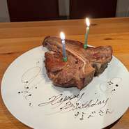 お店の味を満喫できるコースが人気。生産者との繋がりを大切に仕入れる食材が、その日その日のおいしさを引き立てています。お祝いのサプライズ料理にも対応してもらえるので、プライベートなパーティーに最適です。