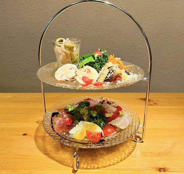 食事のはじまりを彩る『おまかせ前菜盛り合わせ〜アフターヌーンティー仕立て〜』
