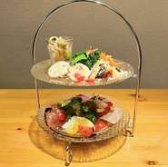 彩り豊かでバラエティに富んだ10品以上の料理が盛り付けられた一品。豊富な種類の野菜、肉、魚など、季節感を大切にした食材が使われ、季節の恵みを目でも舌でも楽しむことができます。