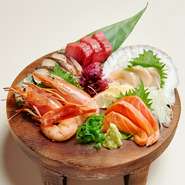 季節により、秋刀魚などマグロ好みの素材を使った旬の料理も登場します。代々木でのディナーにおすすめです。