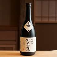 ワインはもとより日本酒も豊富。こだわりは奥様の地元群馬の地酒