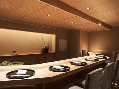 檜のカウンターも清々しい店内は、数寄屋造りを彷彿とさせる空間