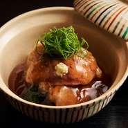 金沢の郷土料理の“治部煮”を野口流にひと工夫。葛打ちした鴨は、湯通しした後、米のとぎ汁で炊いた野辺地カブと合わせ、鼈甲餡をかけている。従来の治部煮に比べ色合いも味も軽めにし、素材の味を生かしている。