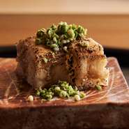 コースの前半にちょっとしたご飯ものを出すのが、野口さんのスタイル。「お酒を飲まれる方が悪酔いしないように」との配慮からだ。穴子は脂ののった対馬産。砂糖をやや控えめにし、ふうわりと柔らかく煮込んでいる。