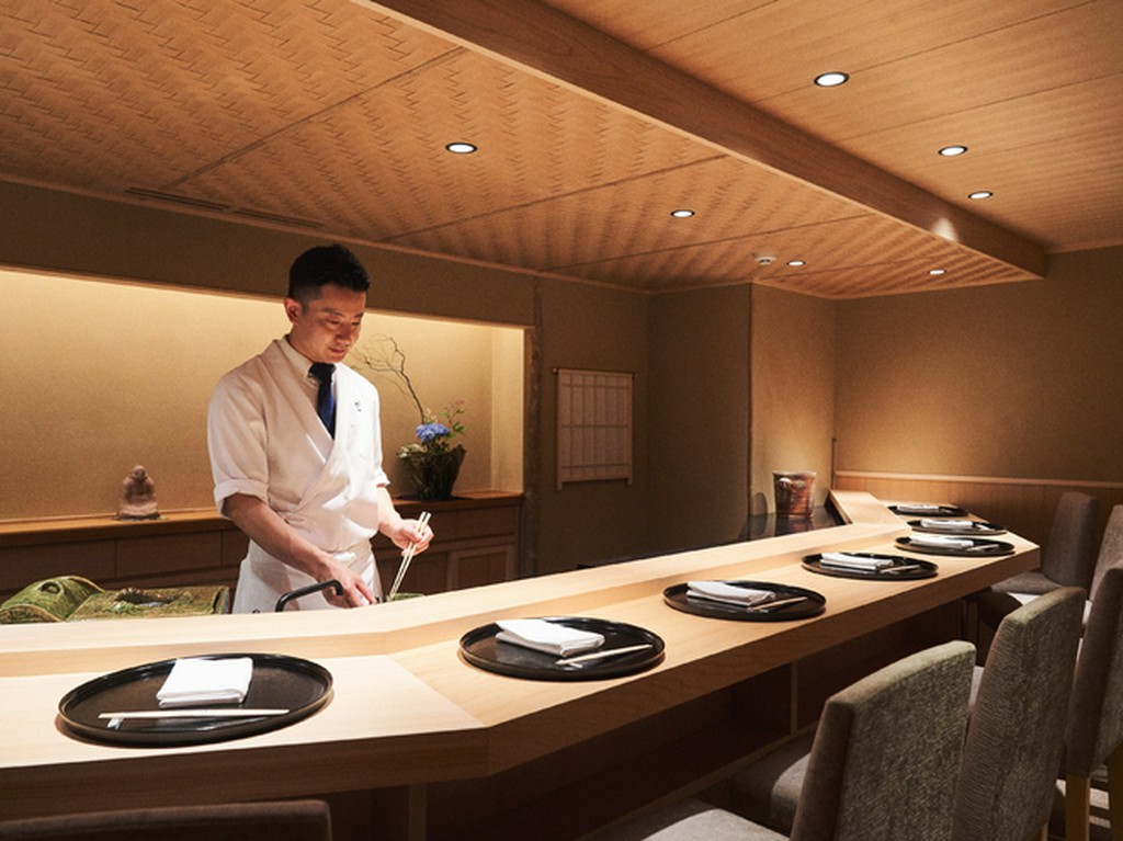 カウンターに立つ野口さん